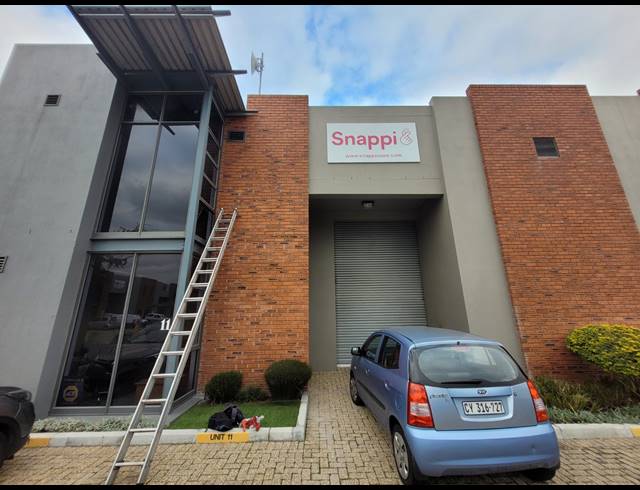 302M² WAREHOUSE TO LET IN STIKLAND INDUSTRIAL